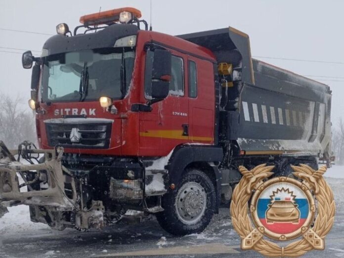 Четыре человека ранены в столкновении легковушки с фурой на трассе в Озинском районе