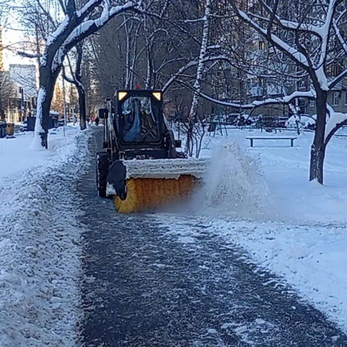 Саратов расчищают от снега более 400 единиц спецтехники